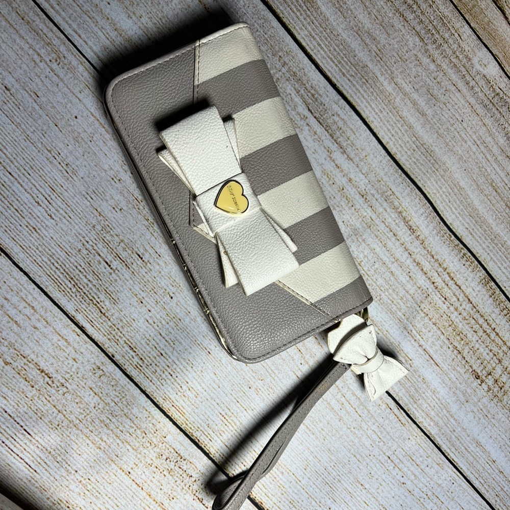 Betsey johnson stripped wallet